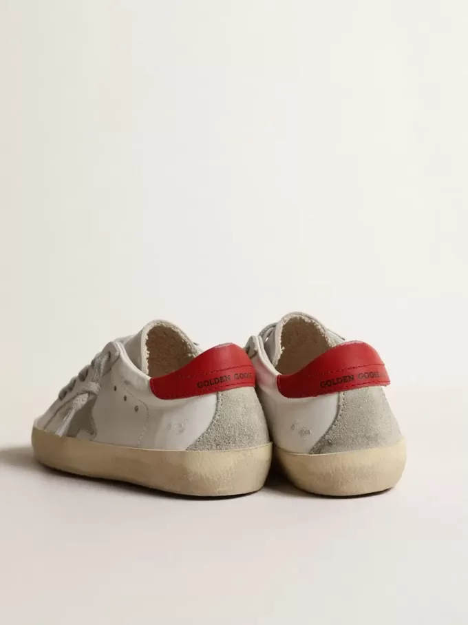 Super-Star Young con stella in pelle scamosciata e tallone in pelle rossa Super-Star Young con stella in pelle scamosciata e tallone in pelle rossa