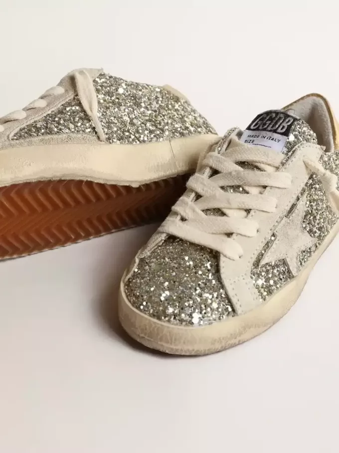 Super-Star Young glitterata con stella in pelle scamosciata e linguetta dorata sul tallone