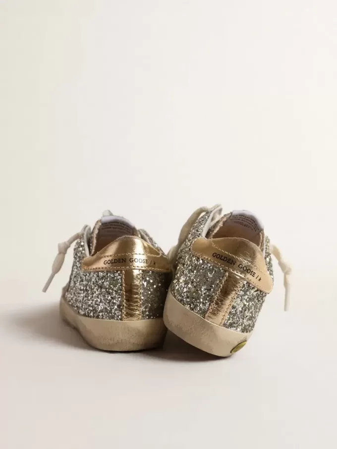 Super-Star Young glitterata con stella in pelle scamosciata e linguetta dorata sul tallone