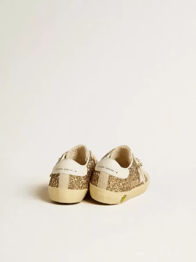 Super-Star Young in glitter dorato con stella e linguetta sul tallone in pelle bianca Super-Star Young in glitter dorato con stella e linguetta sul tallone in pelle bianca