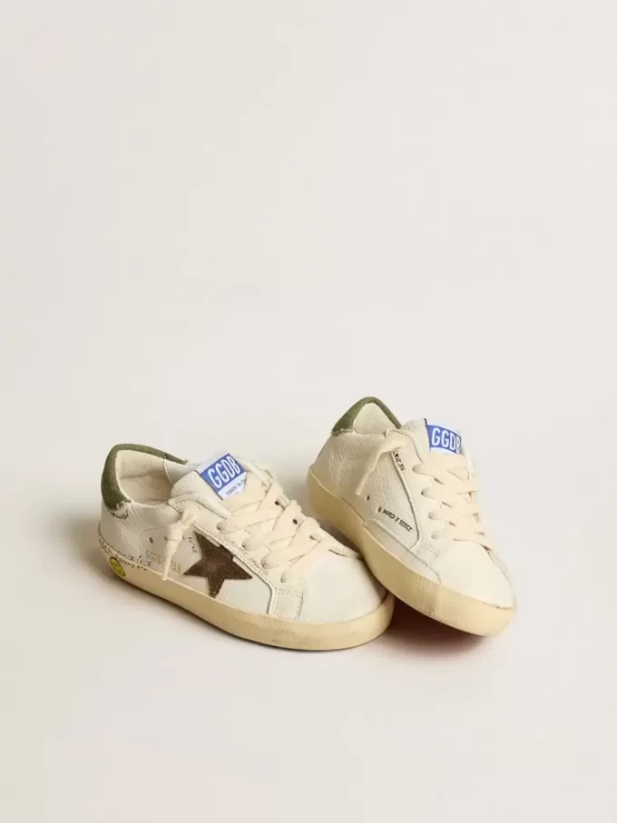 Super-Star Young in nappa con stella in pelle scamosciata e linguetta verde sul tallone