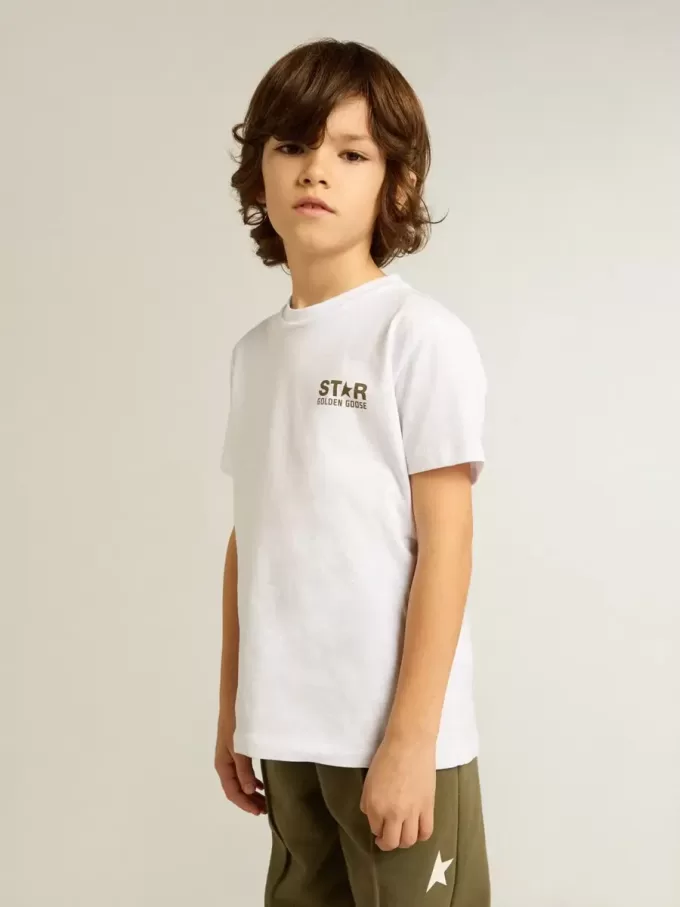 T-shirt bianca da bambino con logo verde scuro a contrasto e stella T-shirt bianca da bambino con logo verde scuro a contrasto e stella