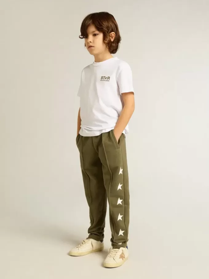 T-shirt bianca da bambino con logo verde scuro a contrasto e stella T-shirt bianca da bambino con logo verde scuro a contrasto e stella