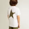 T-shirt bianca da bambino con logo verde scuro a contrasto e stella T-shirt bianca da bambino con logo verde scuro a contrasto e stella