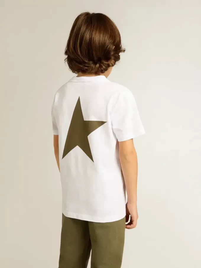 T-shirt bianca da bambino con logo verde scuro a contrasto e stella T-shirt bianca da bambino con logo verde scuro a contrasto e stella
