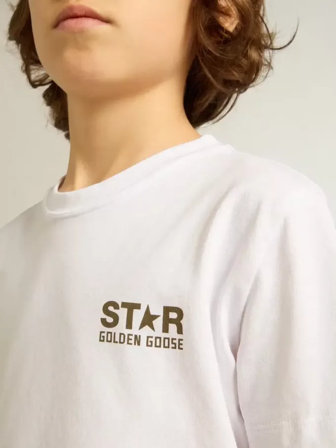T-shirt bianca da bambino con logo verde scuro a contrasto e stella T-shirt bianca da bambino con logo verde scuro a contrasto e stella