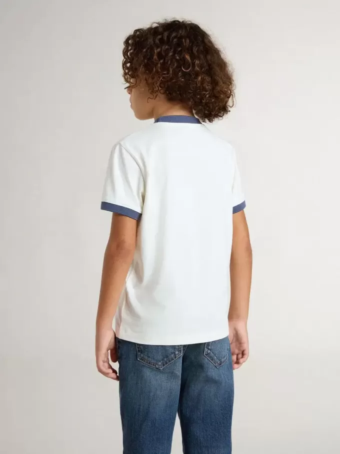 T-shirt bianca da bambino con stampa blu T-shirt bianca da bambino con stampa blu