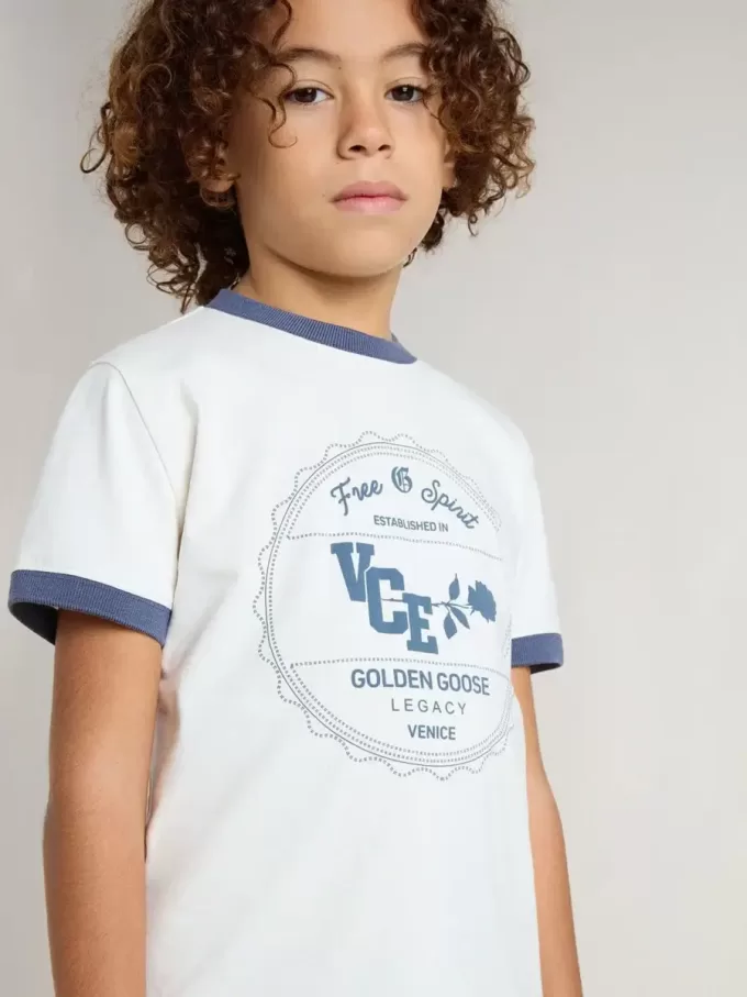 T-shirt bianca da bambino con stampa blu T-shirt bianca da bambino con stampa blu