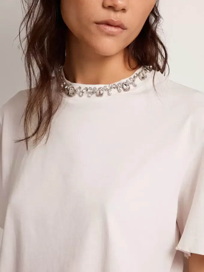 T-shirt bianca da donna con cristalli cabochon T-shirt bianca da donna con cristalli cabochon