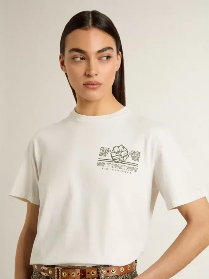 T-shirt bianca da donna con stampa nera sul petto T-shirt bianca da donna con stampa nera sul petto