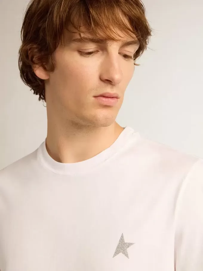 T-shirt bianca da uomo con stella glitterata argento sul davanti T-shirt bianca da uomo con stella glitterata argento sul davanti