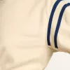 T-shirt corta in cotone bianco invecchiato con scritta sul retro T-shirt corta in cotone bianco invecchiato con scritta sul retro