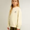 T-shirt da bambina in bianco consumato con ricamo sul davanti e stampa sul retro