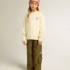 T-shirt da bambina in bianco consumato con ricamo sul davanti e stampa sul retro