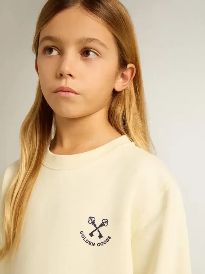 T-shirt da bambina in bianco consumato con ricamo sul davanti e stampa sul retro