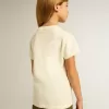 T-shirt da bambina in cotone bianco consumato con ricamo rosso sul petto