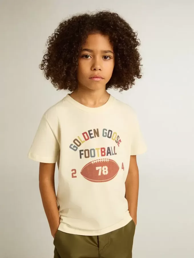 T-shirt da bambino in bianco consumato con scritte multicolori