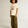 T-shirt da bambino in bianco consumato con scritte multicolori