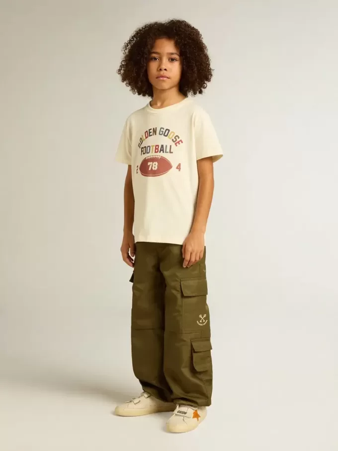 T-shirt da bambino in bianco consumato con scritte multicolori