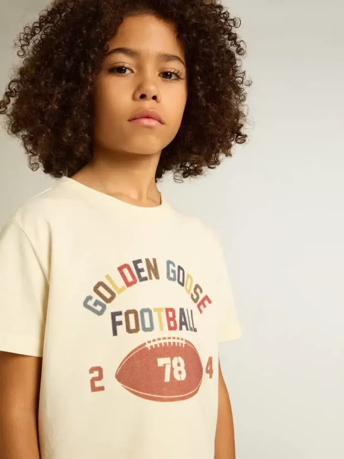 T-shirt da bambino in bianco consumato con scritte multicolori