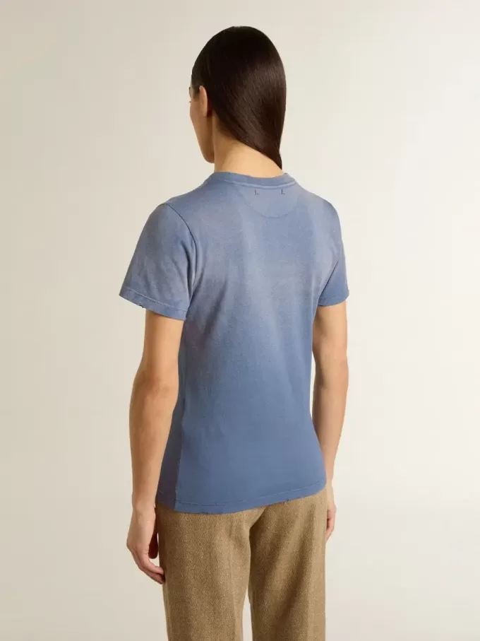 T-shirt da donna azzurro slavato con stampa sul petto T-shirt da donna azzurro slavato con stampa sul petto