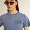 T-shirt da donna azzurro slavato con stampa sul petto T-shirt da donna azzurro slavato con stampa sul petto