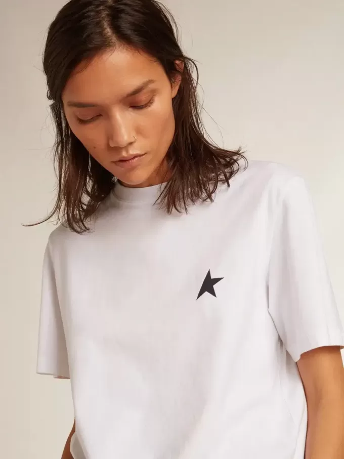 T-shirt da donna bianca con stella blu scuro sul davanti