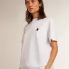 T-shirt da donna bianca con stella blu scuro sul davanti