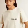 T-shirt da donna in bianco invecchiato con logo sul petto