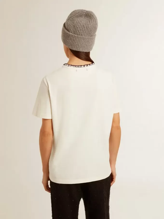 T-shirt da donna in cotone bianco invecchiato con ricami fatti a mano