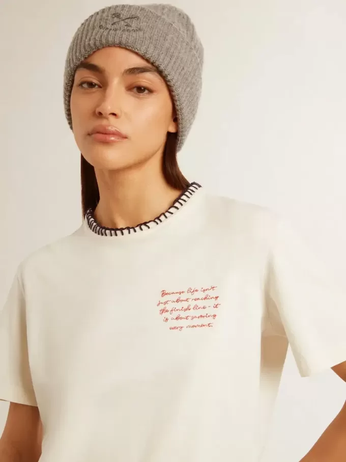 T-shirt da donna in cotone bianco invecchiato con ricami fatti a mano