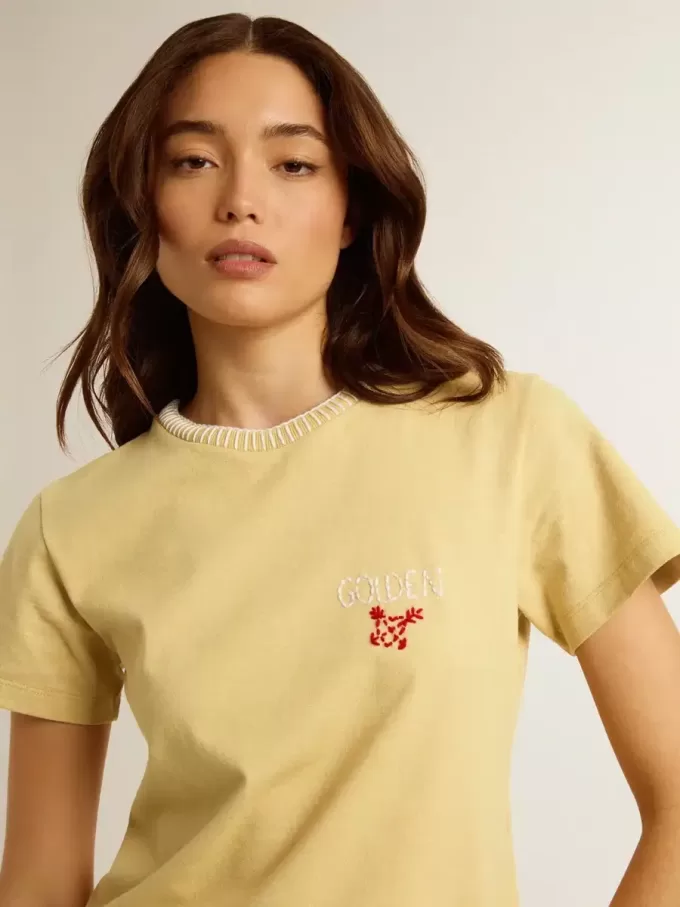 T-shirt da donna in jersey di cotone con ricamo sul collo e sul cuore T-shirt da donna in jersey di cotone con ricamo sul collo e sul cuore