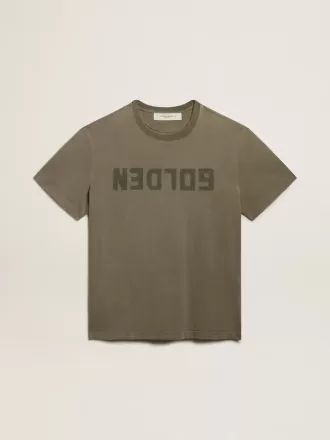 T-shirt verde oliva dalla vestibilità regolare con scritta dorata sul davanti T-shirt verde oliva dalla vestibilità regolare con scritta dorata sul davanti