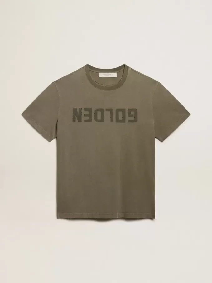 T-shirt verde oliva dalla vestibilità regolare con scritta dorata sul davanti T-shirt verde oliva dalla vestibilità regolare con scritta dorata sul davanti