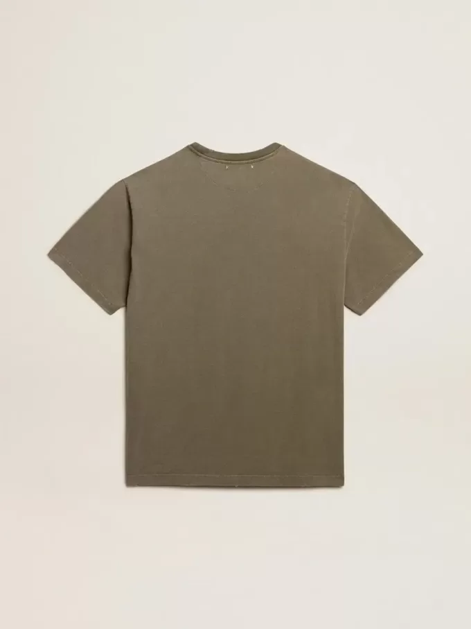T-shirt verde oliva dalla vestibilità regolare con scritta dorata sul davanti T-shirt verde oliva dalla vestibilità regolare con scritta dorata sul davanti