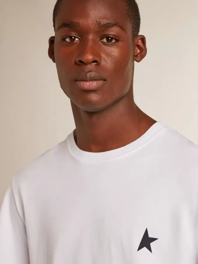 T-shirt da uomo bianca con stella blu scuro sul davanti