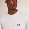 T-shirt da uomo bianca con stella blu scuro sul retro