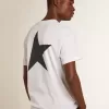 T-shirt da uomo bianca con stella blu scuro sul retro