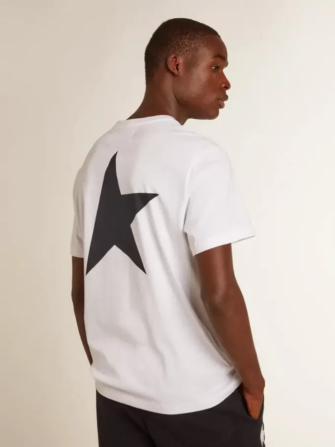 T-shirt da uomo bianca con stella blu scuro sul retro