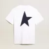 T-shirt da uomo bianca con stella blu scuro sul retro