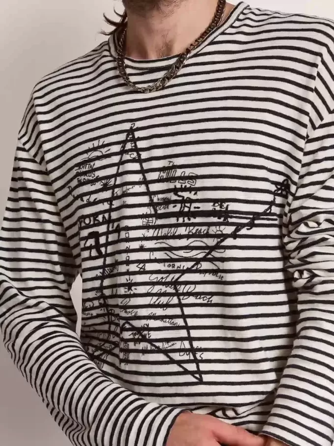 T-shirt da uomo con strisce bianche e blu e ricamo sul davanti T-shirt da uomo con strisce bianche e blu e ricamo sul davanti