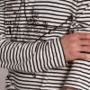 T-shirt da uomo con strisce bianche e blu e ricamo sul davanti T-shirt da uomo con strisce bianche e blu e ricamo sul davanti