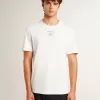 T-shirt da uomo in cotone bianco consumato con scritte nere T-shirt da uomo in cotone bianco consumato con scritte nere