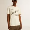 T-shirt da uomo in cotone bianco invecchiato con stampa dorata T-shirt da uomo in cotone bianco invecchiato con stampa dorata