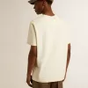 T-shirt da uomo in cotone bianco invecchiato con stampa dorata T-shirt da uomo in cotone bianco invecchiato con stampa dorata
