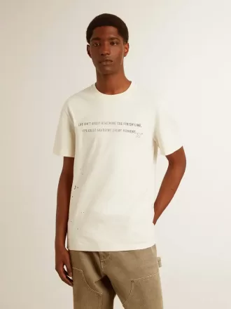 T-shirt da uomo in cotone bianco invecchiato con stampa e ricamo T-shirt da uomo in cotone bianco invecchiato con stampa e ricamo
