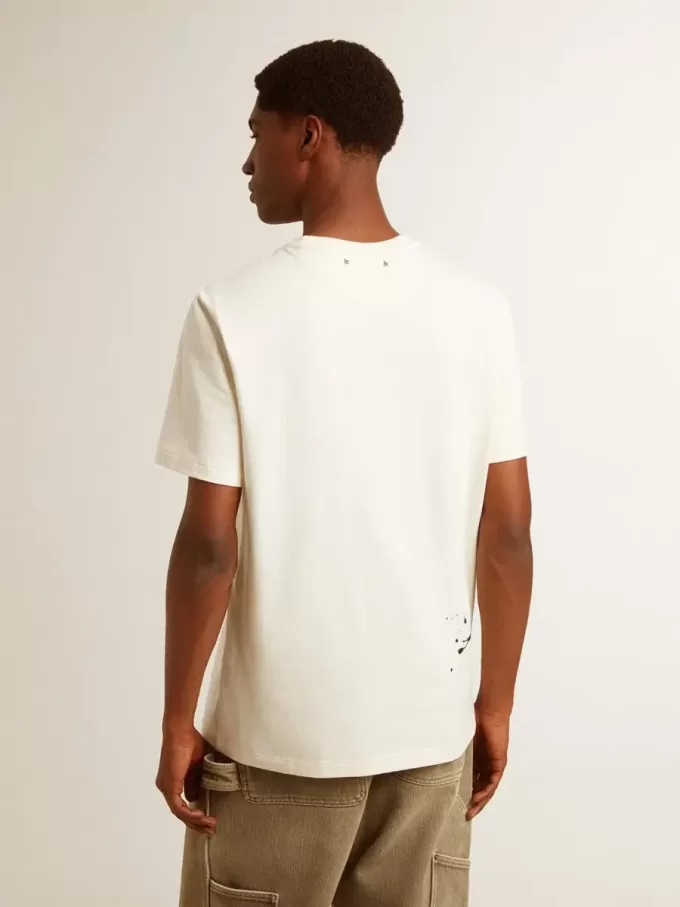 T-shirt da uomo in cotone bianco invecchiato con stampa e ricamo T-shirt da uomo in cotone bianco invecchiato con stampa e ricamo