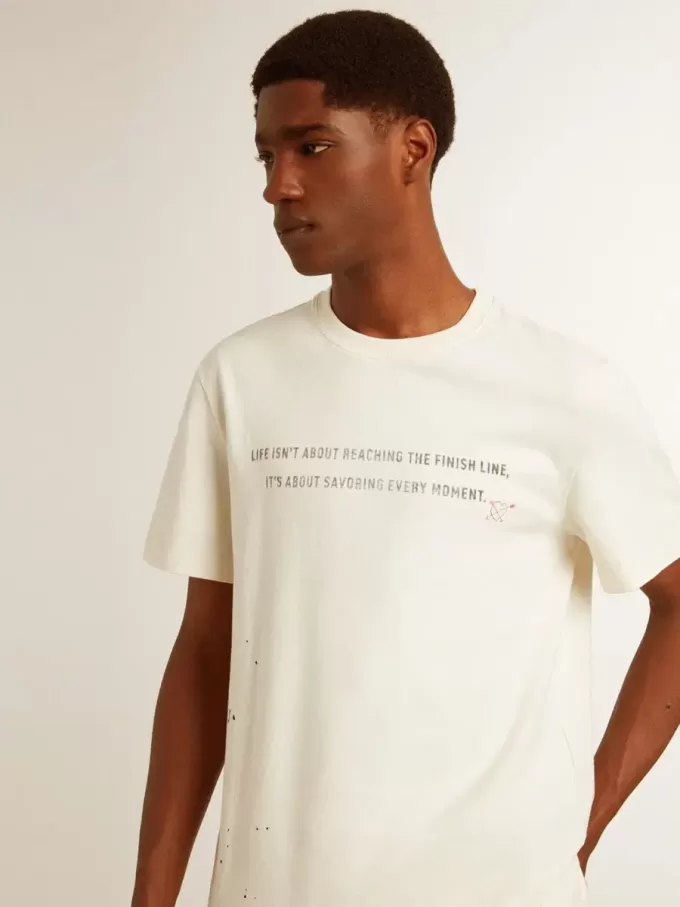 T-shirt da uomo in cotone bianco invecchiato con stampa e ricamo T-shirt da uomo in cotone bianco invecchiato con stampa e ricamo