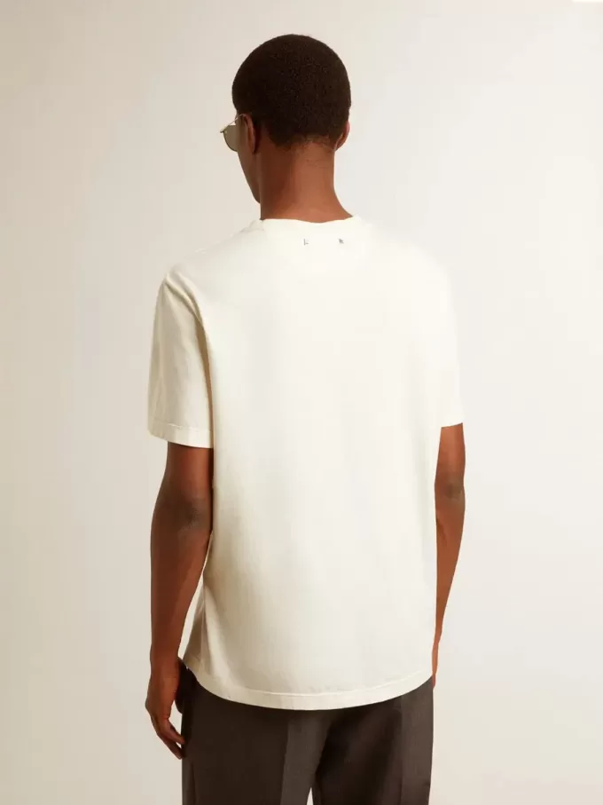 T-shirt da uomo in cotone bianco invecchiato con stampa sul cuore