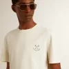 T-shirt da uomo in cotone bianco invecchiato con stampa sul cuore